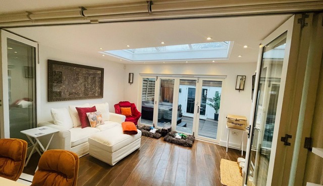 Escape London in London - Wanstead village - Dove house - hottub and gym!