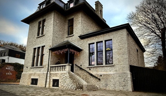 Exceptional villa on the banks of the Meuse. 4 bedrooms, garden, jacuzzi, brazier