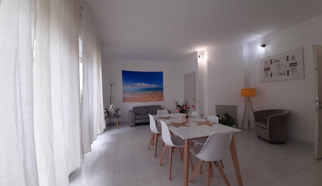 Exclusive three-bedroom, three-bathroom apartment by the sea at Poetto