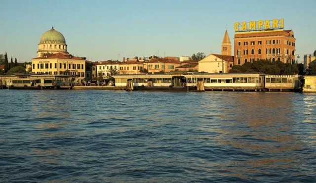 Exclusive Venice Lido Retreat with Terrace, Garden & Beach Access