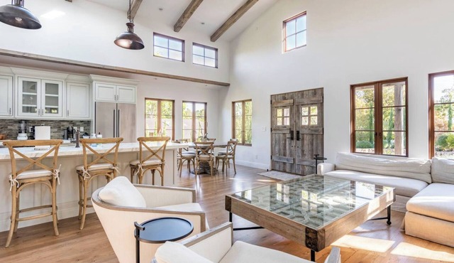 Exquisite luxury executive 3-suite cottage