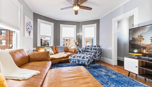 Family-Friendly 4BR, 2B Near Boston, Walk to Moody St, Free Parking, Fast WIFI
