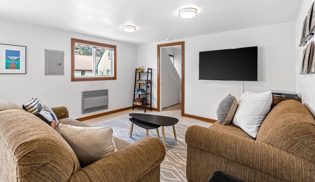 Fantastic Floating Home W/ Stunning Views, Deck, Gas Grill, Free WiFi & More!