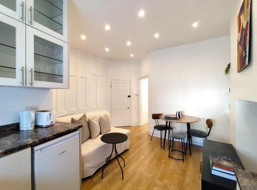 Flat A - Montagu St Residence