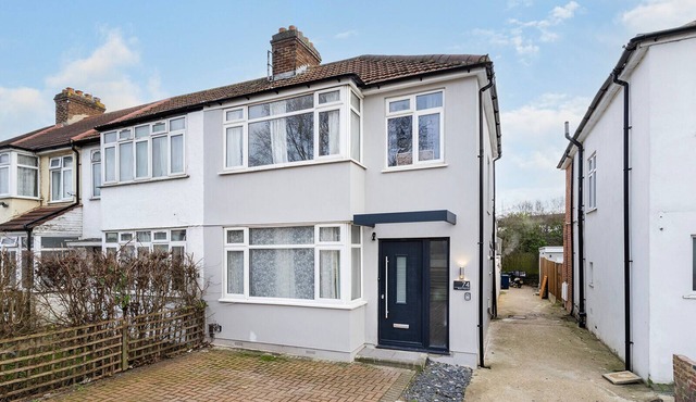 Four Bedroom house walking distance to mall