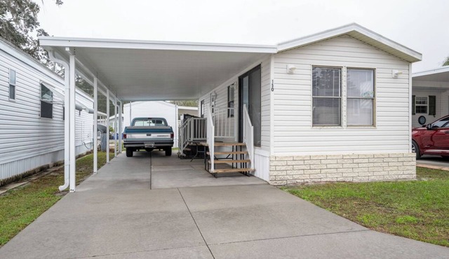 Fully remodeled cozy mobile home in charming Zephyrhills with AC, WiFi