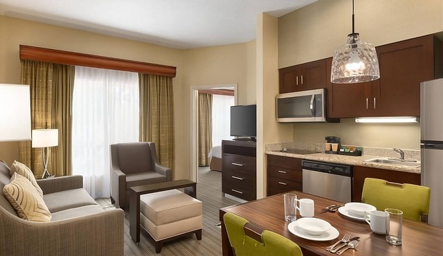 Fun and Relaxation! 2 Relaxing Units, Full Kitchen, Free Breakfast, Pool!