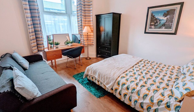 Gorgeous great 5 bed 2 bath family home with garden in trendy area