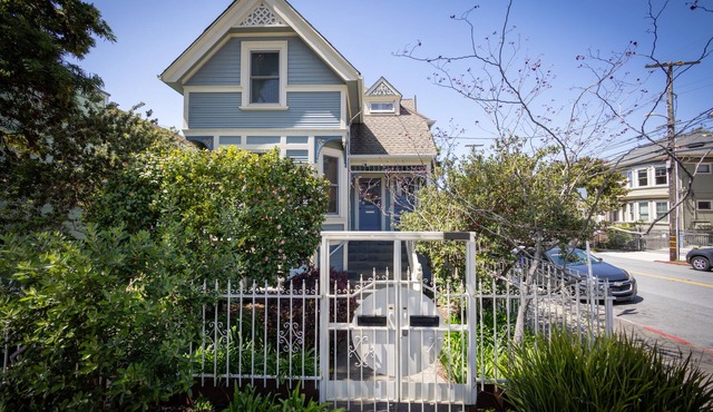 Gorgeous Upper Flat in Historic Berkeley Queen Anne Duplex
