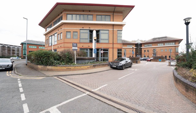 Ground Floor flat - with TV ,very close transport links to Heathrow airport