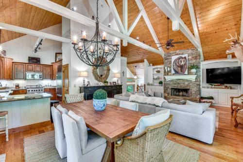 Group-Friendly Golf Getaway! 5 Mi to Cashiers