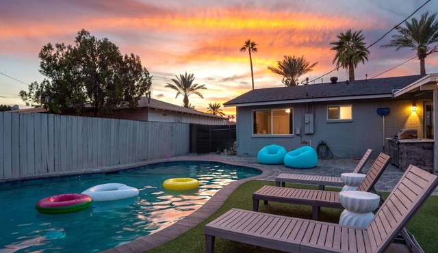 Heated Saltwater Pool Sleeps 14 Hot Tub BBQ Lounge 5 mins from Old Town!