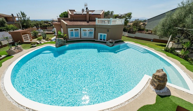 Holiday Home 'Villa Leon with Private Pool' with Sea View, Wi-Fi and Air Conditioning