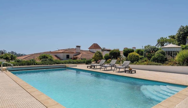 HostWise - Modern Comfort & Shared Pool in Paredes