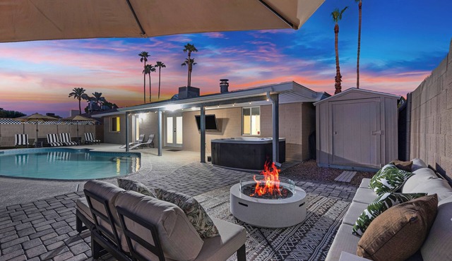 Hot Tub & Pool Getaway Near the Lakes – Prime Spot