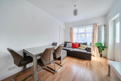 Hounslow Hideaway Cottage