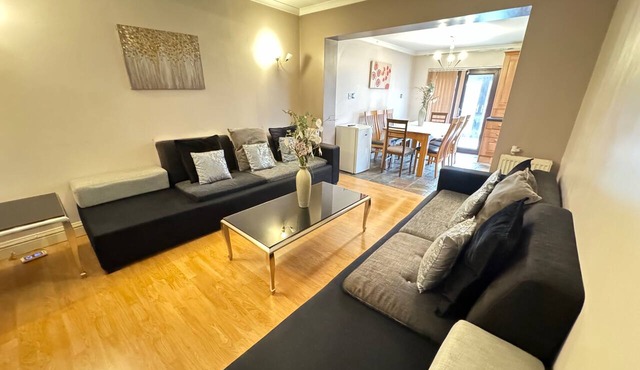 House Sleeps 10 with Parking and Garden