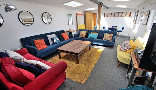 Huge 5* Luxury Waterfront Duplex Houseboat w/cinema room