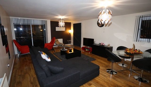 Immaculate Luxury Two Double Bedroom Top Floor Apartment With Great River Views