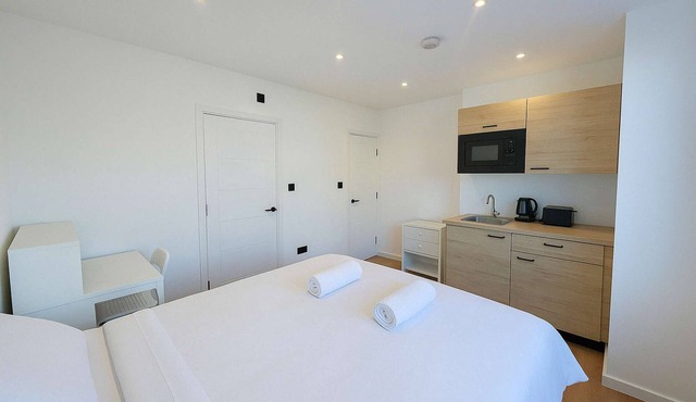 King Studio Flat | Private Bathroom & Kitchenette