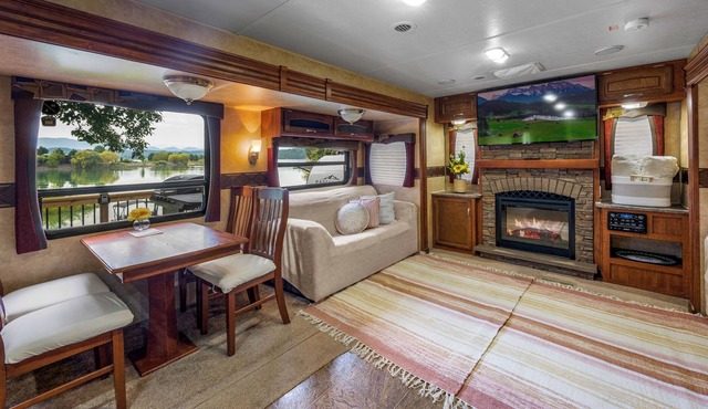 Lakefront Camp, Clean RV & Beautiful Views!
