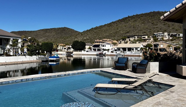 “LakeFront - Casa EnLago” Cardinals Football, Pontoon Boat, Fishing, Mini Golf!