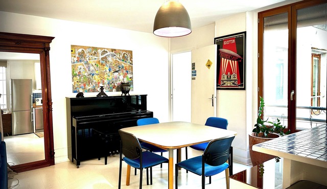 Large studio 2 rooms on a charming and popular street in the Marais