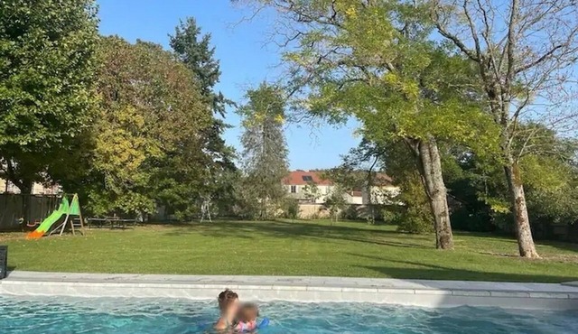 Large villa with swimming pool one hour from Paris