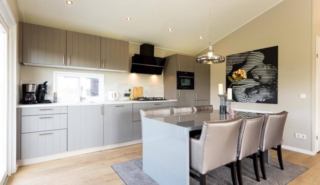 ✓ Leijhoeve at Parc de IJsselhoeve ✓ Holiday home for 4 persons ✓ Located in Nieuwerkerk aan den IJssel (Zuid-Holland) ✓ Holiday park next to the IJssel ✓ Book directly through the park