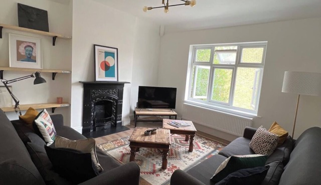 Lovely 2 Bedroom Flat by Thames in Chiswick, Grove Park Sleeps 3