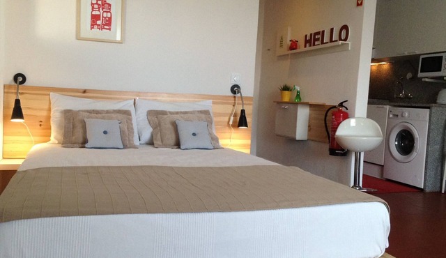 Lower Albufeira. Wi-Fi. Sea view. Beach 5 min walk. Balcony. Quiet area.
