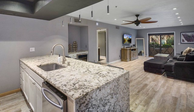 Lux Scottsdale - Luxury Remodel (Walk to Old-Town and Spring Training)