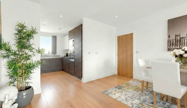 Luxe Riverside 3 Bed, 2 Bath En-Suite, Balcony views with Great Links in London