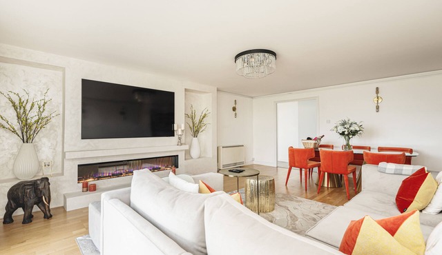 Luxurious 5-star apartment next to the River Thames near Central London!