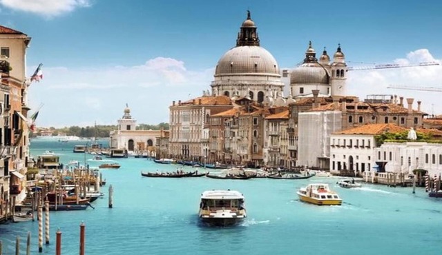 Luxurious Canal-View Apartment in the Heart of Venice