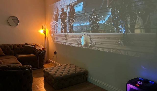 Luxury 2-Bed Sleeps 6 | Jacuzzi, Rooftop & Parking