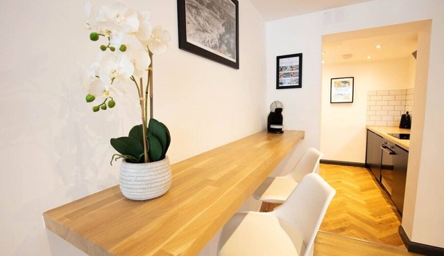 Luxury Flat w/KING bed & garden + Steam room!