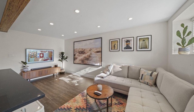 Luxury Modern Two Bedroom Located near Commercial Drive