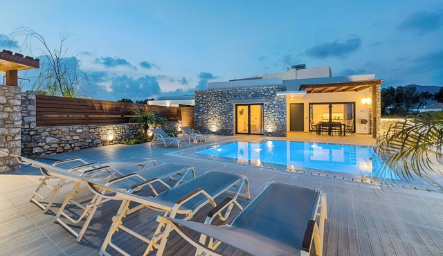 Luxury Villa with Private Swimming Pool, BBQ, playground, 5 min. from Prasonisi!