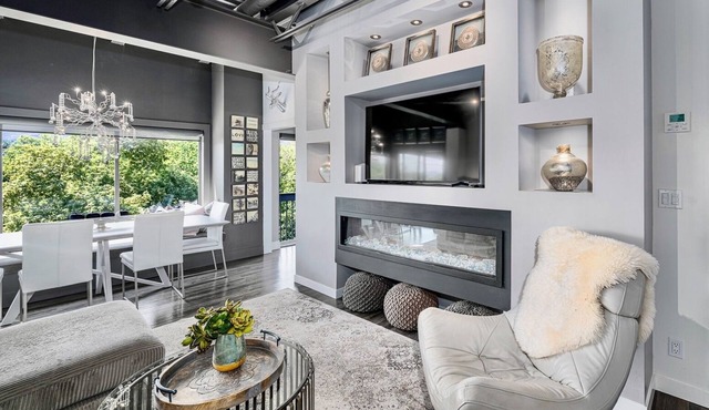 Luxury Waterfront Penthouse -Downtown Kelowna!