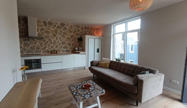 Mediterranean Apartment with Hot Tub & Home Cinema – Across from the Station