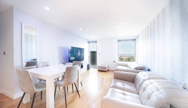 Modern 12th Floor | Balcony Striking London View