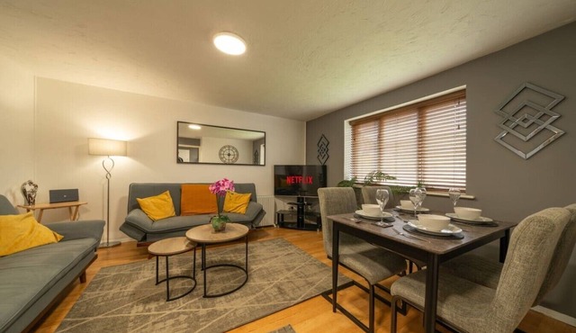 Modern 2 Bed Apartment with free private parking