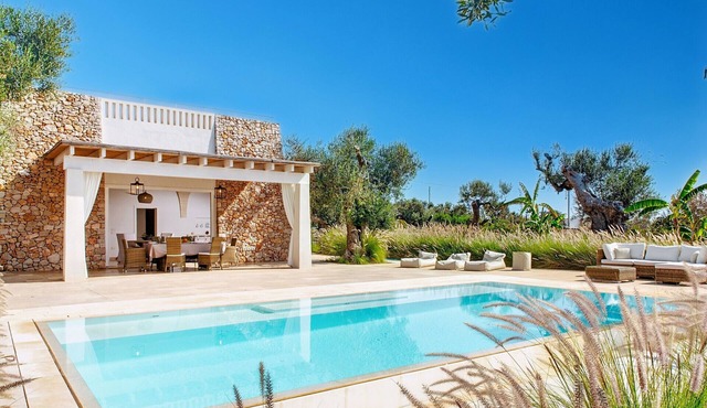 Modern 2-unit villa with heated pool and seaview