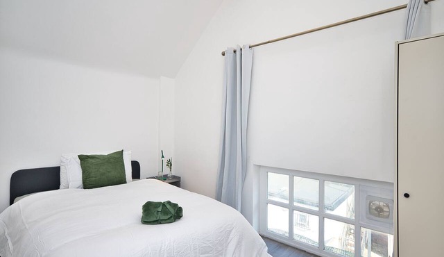 Modern 2BR Mews House - Elizabeth Line | Sleeps 5