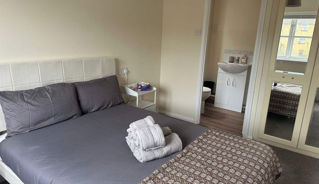 Modern 3 Bed Home for 7 Near Heathrow