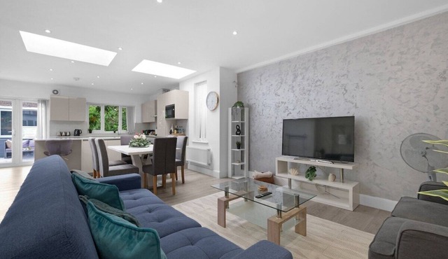 Modern 3 Bedroom, 2.5-Bathroom Home in Edgware