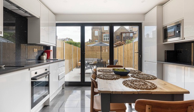 Modern 5-BR house short walk to Brick Lane and Spitalfields Market!