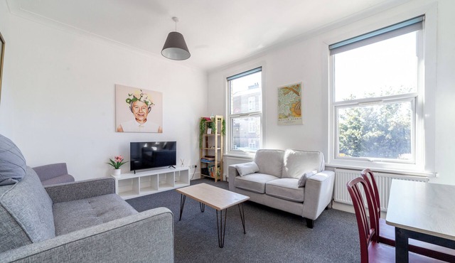 Modern flat - 5 mins from the Arsenal/Finsbury Park. Sleeps 4/5