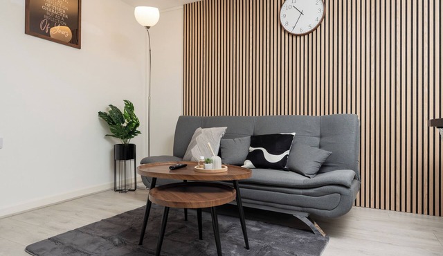Modern, fully serviced apartment in a prime location with free parking,